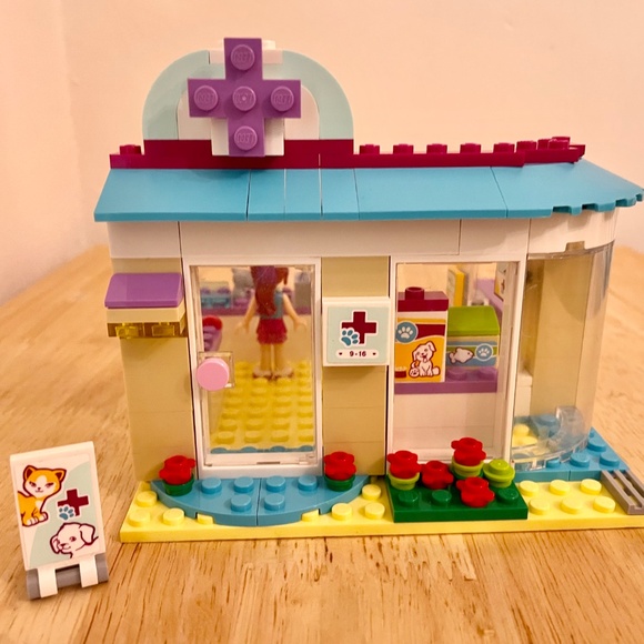 Lego Friends Vet Clinic (41085) - Picture 4 of 11